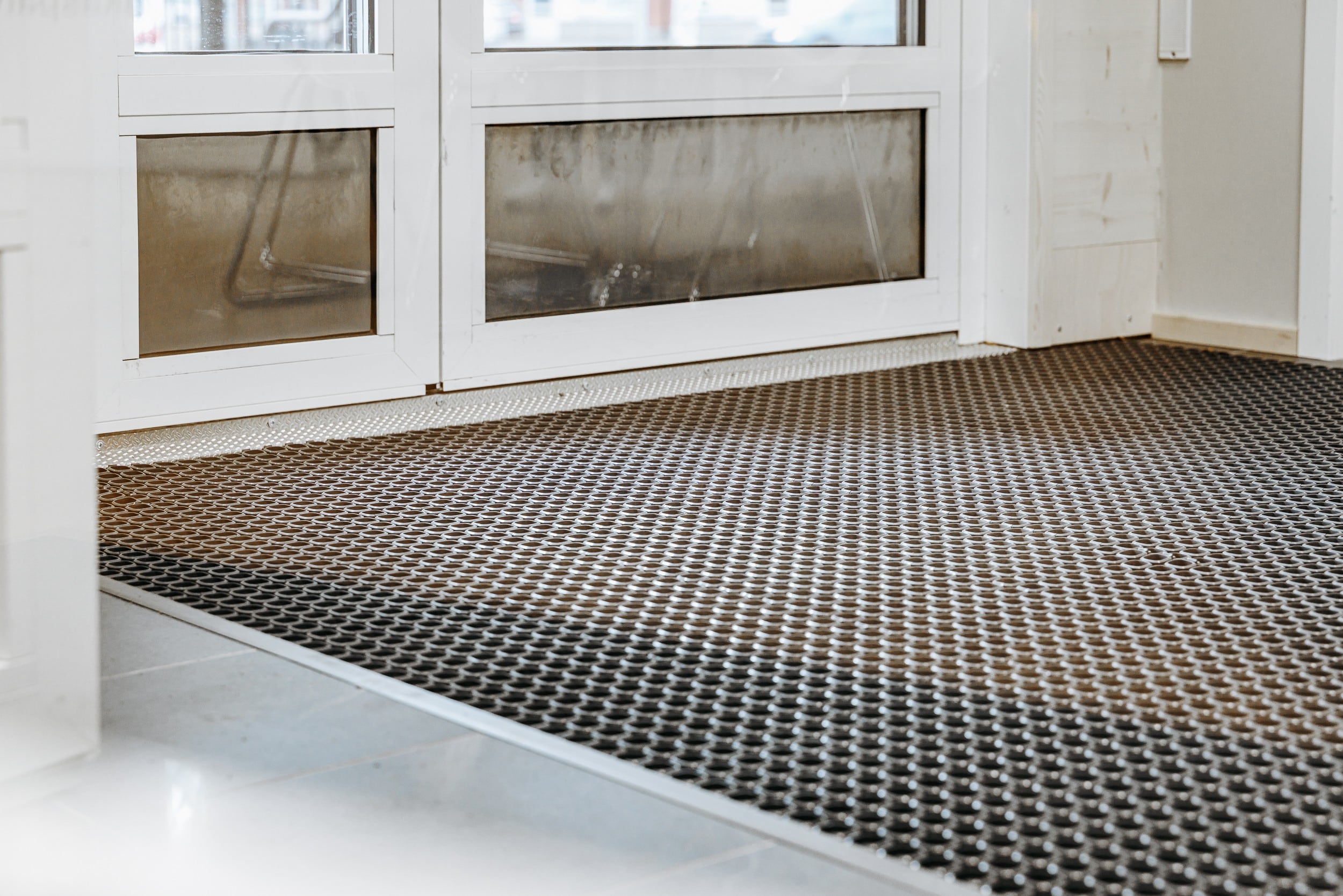 tuulikaappimatto asennettu